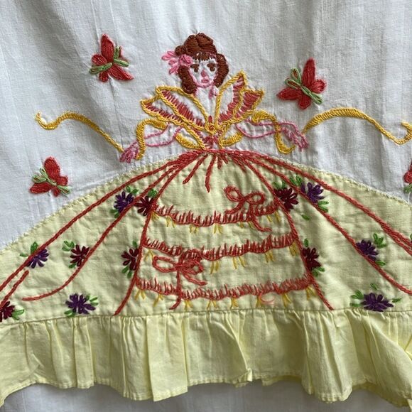 VINTAGE HAND SEWN AND HAND EMBROIDERED PILLOWCASES WITH SOUTHERN BELLE - Picture 4 of 9